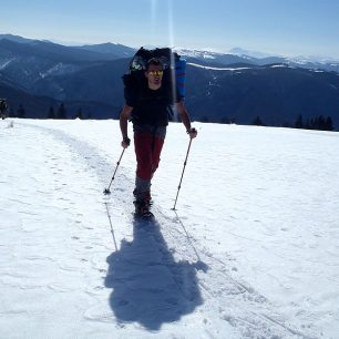 Se sluncem v zádech pohořím Sureanu