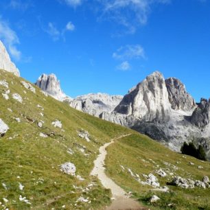 Kamil Ondroušek, Dolomity a jejich bílé skály v kombinaci se zelenými loukami.