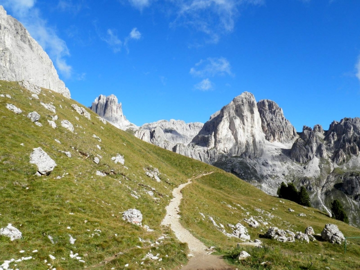 Kamil Ondroušek, Dolomity a jejich bílé skály v kombinaci se zelenými loukami.