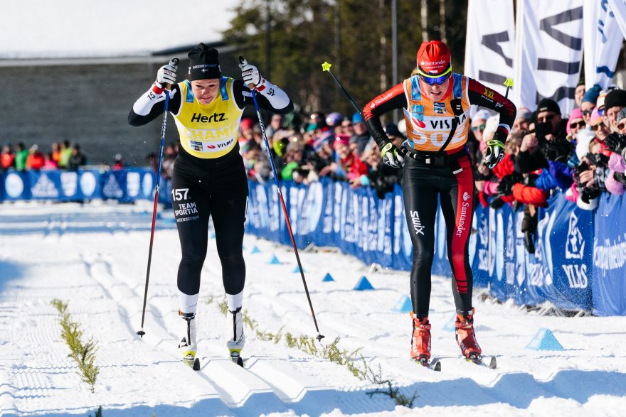 Ve finiši posledního klání VISMA Ski Classics ve Ylläs-Levi proti Britě Norgrenové