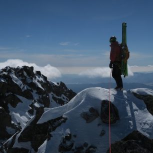S lyžemi na vrcholu