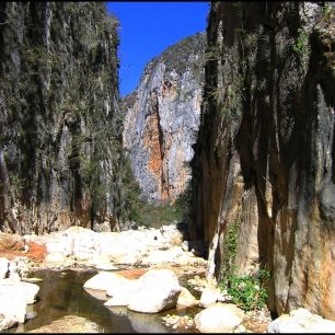 Vyprahlý kaňon Morelos 